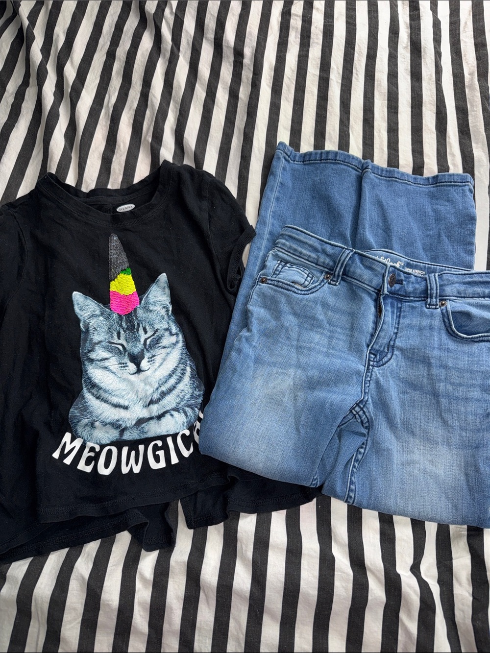 Bundle Old Navy Black Cat Unicorn Graphic Tee with cat & jack Light Blue‎ jeans